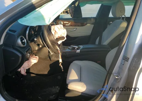 2015 Mercedes-Benz C 300 4Matic из США, поврежденный, VIN 55SWF4KB5FU027119